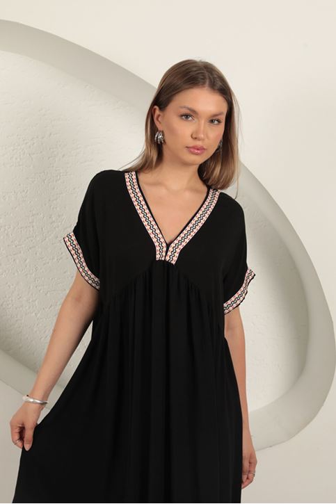 فستان مخطط بأكمام وياقة من قماش الفيسكوز - أسود